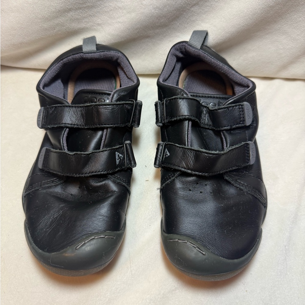 Black Youth Shoes

EUC